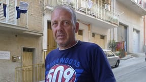 Den italienske bygningsarbejder Angelo Vecchio kom den 9. juni ud for en alvorlig arbejdsulykker p&aring; Dongs milliard-byggeri. 17. september sad han p&aring; Sicilien med smerter i begge kn&aelig;, mens kollegerne fejrede nul arbejdsulykker i Fredericia.