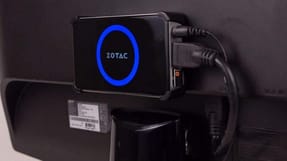 En Windows-pc beh&oslash;ver ikke at fylde, larme eller koste mere end to mobiler lagt oven p&aring; hinanden. Zotac Pico Pi 320.