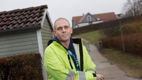 Martin &Oslash;stergaard lever i et smertehelvede efter en arbejdsulykke. Nu skal han have fjernet en finger for at lindre smerten.