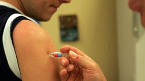 Ulykker p&aring; arbejdspladsen er normalt d&aelig;kket af arbejdsgiverens forsikring, men det er influenza-vaccinationer ikke, fastsl&aring;r ny afg&oslash;relse.