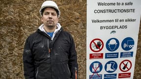 T&oslash;mrer Nicko Larsen og hans kolleger fik en grim oplevelse, da de i al hast skulle forlade byggepladsen efter fundet af asbest. Nu kalder Enhedslisten besk&aelig;ftigelsesministeren i samr&aring;d om de store ul&oslash;ste problemer med asbest i Danmark.