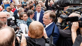 Finansminister Claus Hjort Frederiksen (V) freml&aelig;gger mandag et kasseeftersyn, der neddrosler forventningerne til statens finanser.