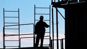 Farligt arbejde i højden og kritisable stilladser er blandt de alvorlige brud på arbejdsmiljøloven og sikkerheden, som BATs faglige eksperter fandt på 64 besøgte byggepladser.