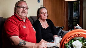 - Hvis Arbejdstilsynet og politiet bare havde k&oslash;rt sagen til ende og placeret et strafansvar, havde der ikke v&aelig;ret noget at rafle om, siger Svend Erik Christensen, der f&oslash;ler, myndighederne har svigtet ham og hans kone, Else-Marie.