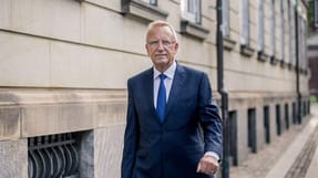 Fagbladet 3F har gennem en uge forg&aelig;ves fors&oslash;gt at f&aring; J&oslash;rn Neergaard Larsens (V) svar p&aring; sp&oslash;rgsm&aring;l om en af de v&aelig;rste d&oslash;dsulykker i Danmark de seneste 10 &aring;r. Nu er ministeren n&oslash;dt til at svare, fordi Enhedslisten har stillet sp&oslash;rgsm&aring;l om sage