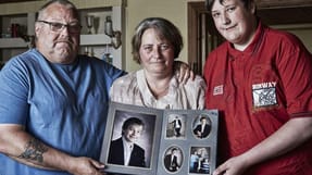 Fisker Morten Christensen omkom ved en arbejdsulykke, men d&oslash;dsulykken er blevet henlagt. For&aelig;ldrene Svend Erik og Else-Marie Christensen og deres s&oslash;n Stefan kan ikke komme videre med deres liv, f&oslash;r der bliver placeret et strafansvar.