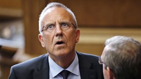 For f&aring; dage siden mente besk&aelig;ftigelsesminister J&oslash;rn Neergaard Larsen (V) ikke, at der var noget i vejen med Arbejdstilsynets praksis med at henl&aelig;gge d&oslash;dsulykker. Nu &aelig;ndrer han den.