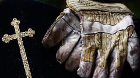 Mindst ni arbejdsgivere er sluppet uden b&oslash;de eller retslig tiltale i de 12 d&oslash;dsulykker, som Fagbladet 3F har fundet frem.