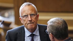 Besk&aelig;ftigelsesminister J&oslash;rn Neergaard Larsen (V) forventer, at Arbejdstilsynets direktion tager h&aring;nd om situationen og arbejder m&aring;lrettet p&aring; at forbedre trivslen blandt medarbejderne. 