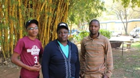 Mary Chivige og Emmanuel Mlambo er hverken sikre p&aring; l&oslash;n eller job som l&oslash;sarbejdere i Zimbabwes byggesektor. Her ses de sammen med Morgan Mazarura (th.) fra fagforbundet ZCATWU.