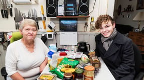 Anja Larsen (tv.) havde t&aelig;nkt, at det ville v&aelig;re rart med fl&oslash;deboller. S&aring; det var til stor gl&aelig;de, da Rasmus Erichsen (th.) havde taget nogle med. Han er nu indstillet til dette &aring;rs F&aelig;llesskabspris for at dele overskudsmad ud til tr&aelig;ngte borgere.