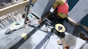 If&oslash;lge besk&aelig;ftigelsesminister Troels Lund Poulsen g&aring;r antallet af alvorlige arbejdsulykker i Danmark st&oslash;t nedad. Arbejdstilsynets egne tal viser dog en anden udvikling. 