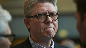 - Det afd&aelig;kker en skandal&oslash;s behandling. En overfladisk tilgang fra b&aring;de politiet og Arbejdstilsynet til folk, der er p&aring; arbejde, siger Karsten H&oslash;nge om myndighedernes behandling af en lastbilchauff&oslash;rs d&oslash;dsulykke.  