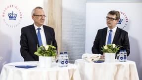 Troels Lund Poulsen, th., afl&oslash;ste i 2016 J&oslash;rn Neergaard Larsen som besk&aelig;ftigelsesminister. Den nuv&aelig;rende minister vil nu p&aring; ny have unders&oslash;gt en r&aelig;kke arbejdsrelaterede d&oslash;dsulykker i trafikken.