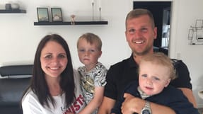 Tanja Johansen og Nick Vejle med deres to b&oslash;rn William og Christian. Nick Vejle mistede talens brug efter en hjerneskade, men har f&aring;et lidt stemme tilbage.