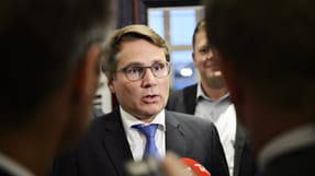 Erhvervsminister Brian Mikkelsen (K) har kr&aelig;vet, at S&oslash;fartsstyrelsen &aelig;ndrer praksis for behandling af d&oslash;dsulykker til s&oslash;s i Danmark.