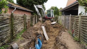 Onsdag eftermiddag d&oslash;de en 58-&aring;rig 3F'er fra Slagelseegnen i denne udgravning efter at v&aelig;re blevet begravet under jord i forbindelse med et kloak-arbejde p&aring; Skjalm Hvidesvej i Sor&oslash;. 