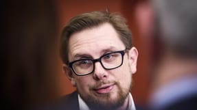 Simon Emil Ammitzbøll-Bille (LA) skal nu forholde sig til kritikken af Ankestyrelsens praksis over for arbejdsulykker. Også Troels Lund Poulsen (V) er indkaldt til samråd.