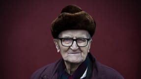 Da Jens Erik Frederiksen var ansat på Junckers Savværk i Køge, skulle han sige "De" og tage kasketten af for værkførerne. I dag sætter den 99-årige 3F'er sin pelshue, som han vil.