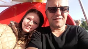Alvidas Jančauskas (th.) sammen med sin datter Aurelija Jančauskaitė. Billedet er taget få måneder før, at den 48-årige arbejder døde efter en arbejdsulykke i Danmark.