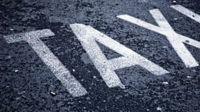 Det skal v&aelig;re slut med, at taxichauff&oslash;rer k&oslash;rer s&aring; tr&aelig;tte rundt i bybilledet, at de k&oslash;rer galt. Derfor indkalder SF og EL's ordf&oslash;rere nu besk&aelig;ftigelsesministeren i samr&aring;d.