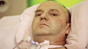 Den 45-&aring;rige, polske h&aring;ndv&aelig;rker Adam Szaj faldt 16. september 2010 ned fra et tag p&aring; en lagerhal i Hedensted og blev meget sv&aelig;rt kv&aelig;stet. Han d&oslash;de otte m&aring;neder senere i sit hjemland. 