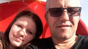 Alvidas Jančauskas (th.) sammen med sin datter Aurelija Jančauskaitė f&aring; m&aring;neder f&oslash;r, at den 48-&aring;rige arbejder d&oslash;de efter en arbejdsulykke i Danmark. Arbejdstilsynet har ikke fulgt op p&aring; den litauiske h&aring;ndv&aelig;rkeres d&oslash;dsfald - og m&aring; nu &aelig;ndre praksis. 
