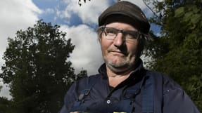 - Mine kolleger ryster p&aring; hovedet, fordi jeg n&aelig;rmest kommer kravlende p&aring; arbejde, siger den 60-&aring;rige anl&aelig;gsgartner Kim Allan Jensen. Trods sin alder og de konstante smerter har han ikke mulighed for at stoppe med at arbejde. 