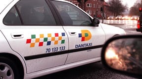 Taxichauffører arbejder i et af de mest voldsudsatte erhverv. Det mærkede en chauffør fra Dantaxi, der i weekenden fik brækket kæben. Fodboldspilleren Nicklas Bendtner er sigtet i sagen.