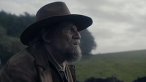 - Den d&eacute;r helt naturlige tanke om, at folk er kede af, at de ikke har et arbejde, og at de gerne vil have &eacute;t &ndash; den eksisterer efterh&aring;nden slet ikke, siger Jesper Christensen, der er biografaktuel med filmen "F&oslash;r frosten".