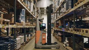 Arbejdsmilj&oslash;repr&aelig;sentant Keld Lund Hansen k&oslash;rer truck p&aring; et af Lemvigh-M&uuml;llers tre centrallagre. I perioden 2016-2018 har virksomhedens medarbejdere og ledelse f&aring;et nedbragt antallet af arbejdsulykker fra 48 til 24. 