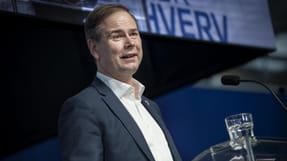 Skal det v&aelig;re EU, der skal l&oslash;se problemet med social dumping p&aring; landevejene? Eller er der behov for indf&oslash;relse af mindstel&oslash;n? Det sp&oslash;rgsm&aring;l vil politikerne fors&oslash;ge at svare p&aring;.