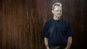 Eigil Linding Pedersen har f&aring;et &oslash;delagt sine lunger efter at v&aelig;re blevet udsat for det farlige kemikalie PMDA p&aring; virksomheden Sky-Light i Varde. 