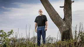 - For bare fem &aring;r siden kunne jeg l&oslash;be halvmaraton og komme i m&aring;l langt foran mine b&oslash;rn. Men nu er alt det pillet ud af mit liv og erstattet med astmapr&aelig;parater, siger 65-&aring;rige J&oslash;rgen Henry Hansen, der er blevet syg af at arbejde p&aring; Sky-Light.