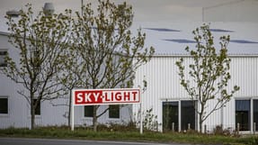 Virksomheden Sky-Light i Varde mister ikke sin st&oslash;rste kunde, Arla, i k&oslash;lvandet p&aring;, at ansatte er blevet syge af at arbejde med farlig kemi.