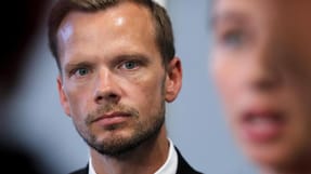 Besk&aelig;ftigelsesminister Peter Hummelgaard (S) vil stramme op p&aring; tilsyn med farlig kemi i k&oslash;lvandet p&aring;, at en r&aelig;kke ansatte er blevet alvorligt syge p&aring; virksomheden Sky-Light. 