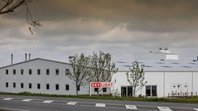Det er de store m&aelig;ngder st&oslash;v, der kan risikere at g&oslash;re de ansatte syge p&aring; den vestjyske plastvirksomhed.