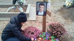 Enke Ekaterina Makarenko har begravet sin mand i Ukraine efter hans d&oslash;dsulykke i en kornsilo i 2017 i Danmark. 