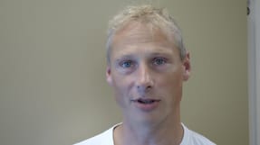 Der er kommet flere kemikalier i tr&aelig;et og de andre materialer, som t&oslash;mrer Marthias Christensen og hans kolleger sk&aelig;rer og borer i. - Vi ved ofte ikke, hvad der er i st&oslash;vet og de dampe, der opst&aring;r, siger han.