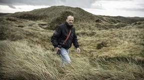 En anonym henvendelse om, at den sygemeldte Torben Hedegaard s&aelig;lger fotos via sin Facebook-side, har f&aring;et kommunen til &oslash;jeblikkeligt at lukke for kassen og melde ham rask.