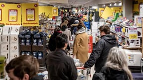 Folk hamstrer varer i Fakta i Rypehusene, Albertslund, efter Statsministeren og regeringen valgte at lukke Danmark ned p&aring; et pressem&oslash;de.