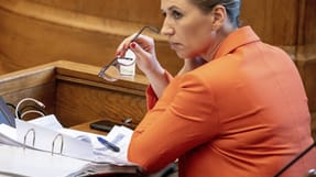 Statsminister Mette Frederiksen (S) skriver p&aring; Facebook, at der mangler ressourcer i &aelig;ldreplejen. Det sker efter, at en dokumentar har vist d&aring;rlige forhold p&aring; et plejehjem i Aarhus.