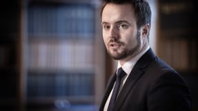 Erhvervsminister Simon Kollerup (S) og kulturminister Joy Mogensen (S) forhandler i disse dage med Folketingets partier om at forlænge hjælpepakkerne til blandt andet kulturlivet.