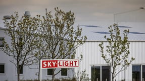 Emballagevirksomheden Sky-Light i Varde har modtaget en bøde på 80.000 kroner efter en arbejdsulykke, hvor en medarbejder fik alvorlige skader på sin arm.
