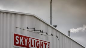 Der er stadig problemer med arbejdsmilj&oslash;et p&aring; plastvirksomheden Sky-Light, viser nye p&aring;bud fra Arbejdstilsynet.