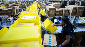 En lagerarbejder på et Amazon-lager på Staten Island i staten New York, USA.