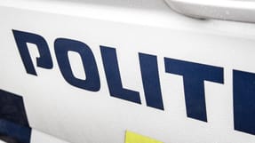 En 18-årig medarbejder er død, efter at han i fredags blev kvalt på et gartneri i Greve.