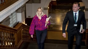 Forsvarsminister Trine Bramsen (S) er nu kaldt i samråd om den krasse kritik, der er rejst af ISS's serviceaftale på forsvarsområdet.