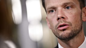 Beskæftigelsesminister Peter Hummelgaard har hørt og forstår godt bekymringerne for, at pensionsalderen stiger. Det er netop derfor - og fordi efterlønnen er "smadret", som han kalder det - at der skal være en tidlig pension, som skal skabe balance, mener han.