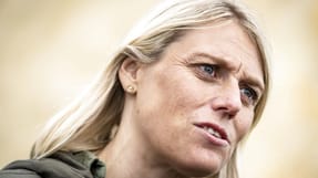 Da ISS vandt kontrakten foran konkurrenten Sodexo i 2017 var det med et tilbud, der var "markant billigere" og med en målsætning om at spare 30 procent over seks år.